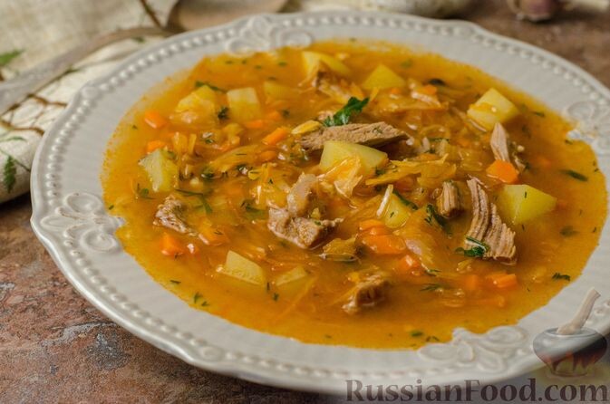 говядина, капуста квашеная, картофель, морковь, лук репчатый, корень сельдерея, чеснок, томат-паста, масло сливочное, мука, масло растительное, семена тмина, лавровый лист, перец душистый горошком, зелень петрушки, зелень укропа, соль