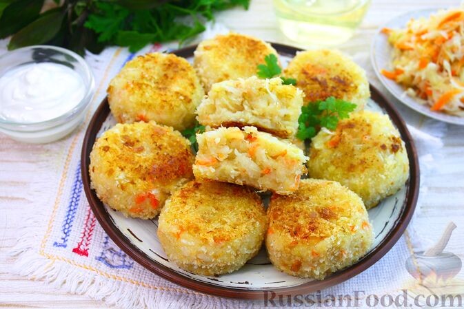 картофель, капуста квашеная, панировочные сухари, масло растительное, соль, перец чёрный молотый, сметана