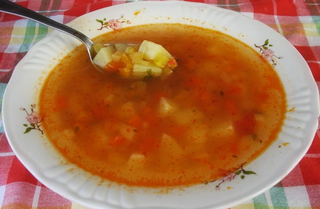 Жирные супы – одна из самых частых причин запоров.
