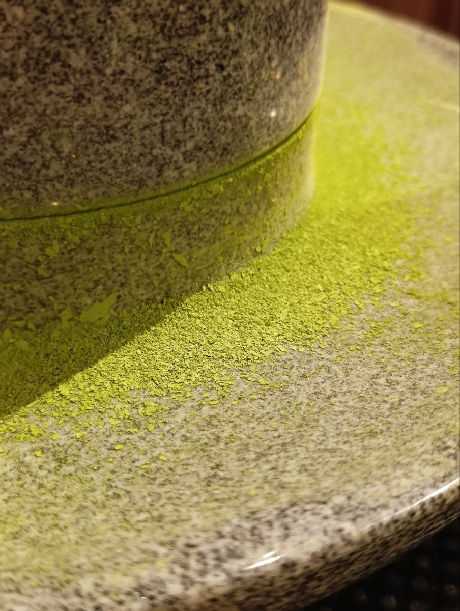 В этом заведении матчу растирают в порошок прямо при вас и из нее готовят авторские напитки и десерты.