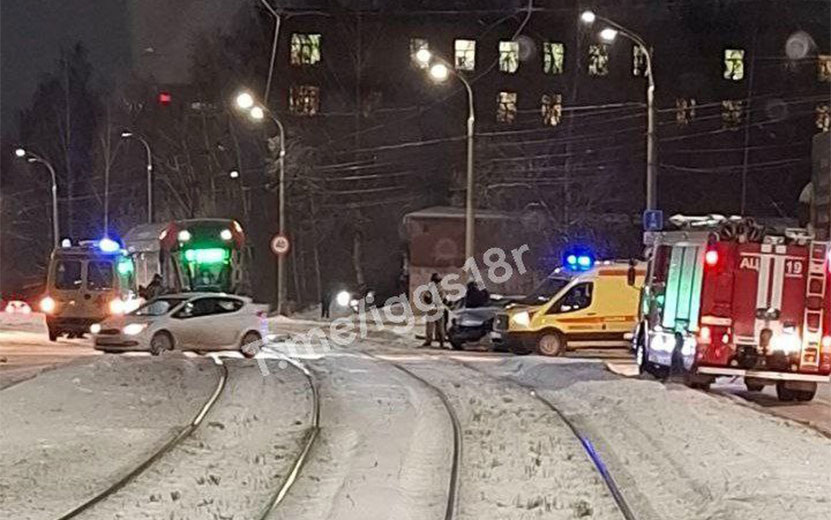    ДТП с участием машины скорой помощи произошло в Ижевске