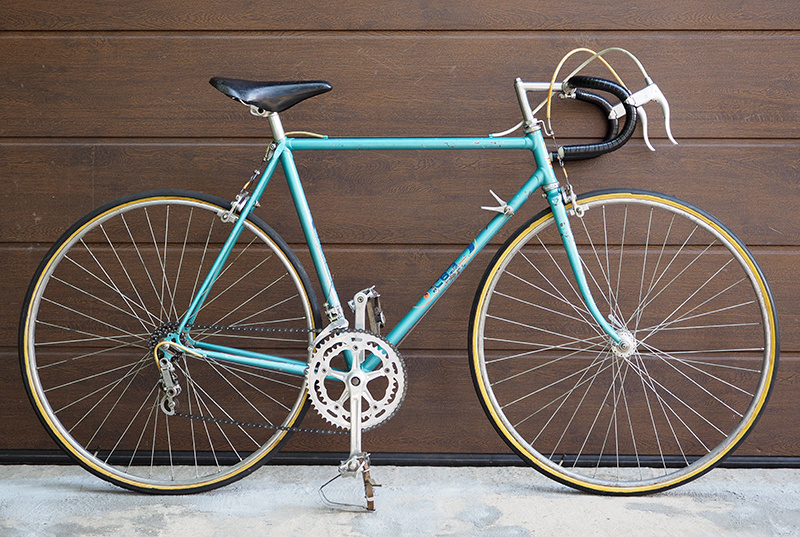 Спортивно-шоссейный «спецзаказ» модели В-552И, построенный экспериментальным цехом Харьковского Велосипедного Завода имени Г. И. Петровского в 1984 году. Из коллекции Веломузея Андрея Мятиева.