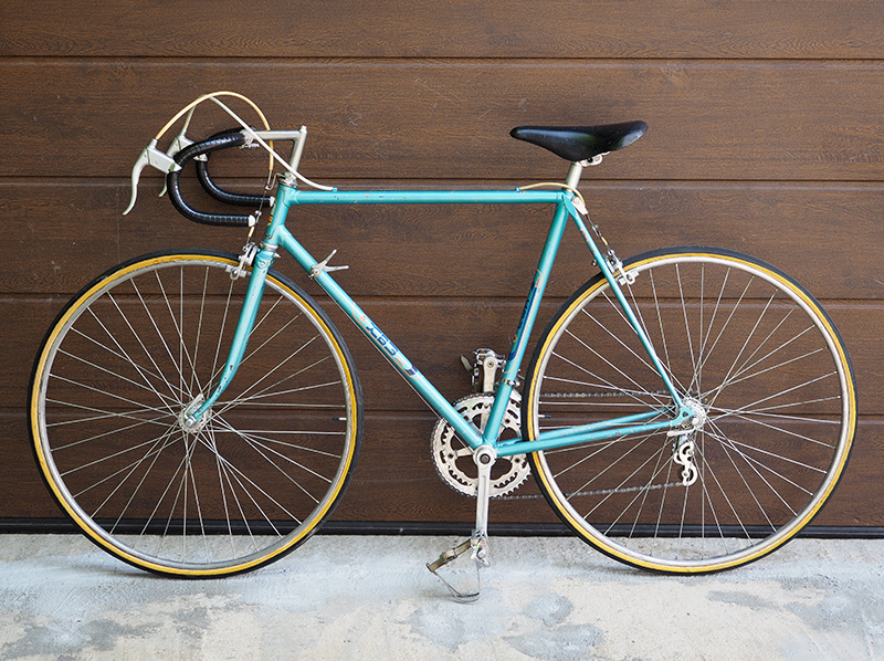 Спортивно-шоссейный «спецзаказ» модели В-552И, построенный экспериментальным цехом Харьковского Велосипедного Завода имени Г. И. Петровского в 1984 году. Из коллекции Веломузея Андрея Мятиева.