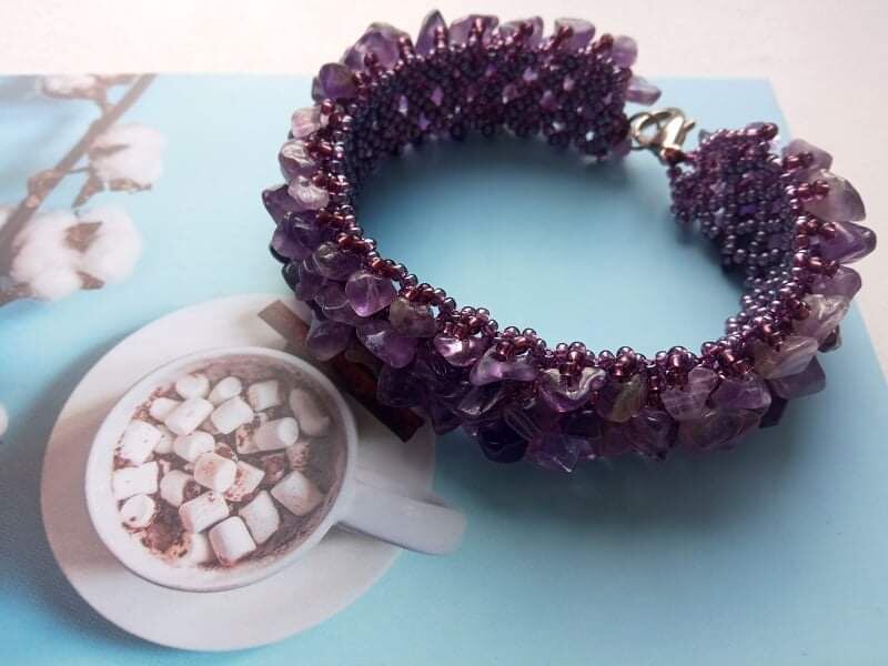 Браслет на бисерной основе, расшитый поделочным аметистом. Аметист особенно актуален Рыбам, Ракам, Скорпионам. Положительно влияет на Овнов, Стрельцов и Водолеев. Есть в наличии