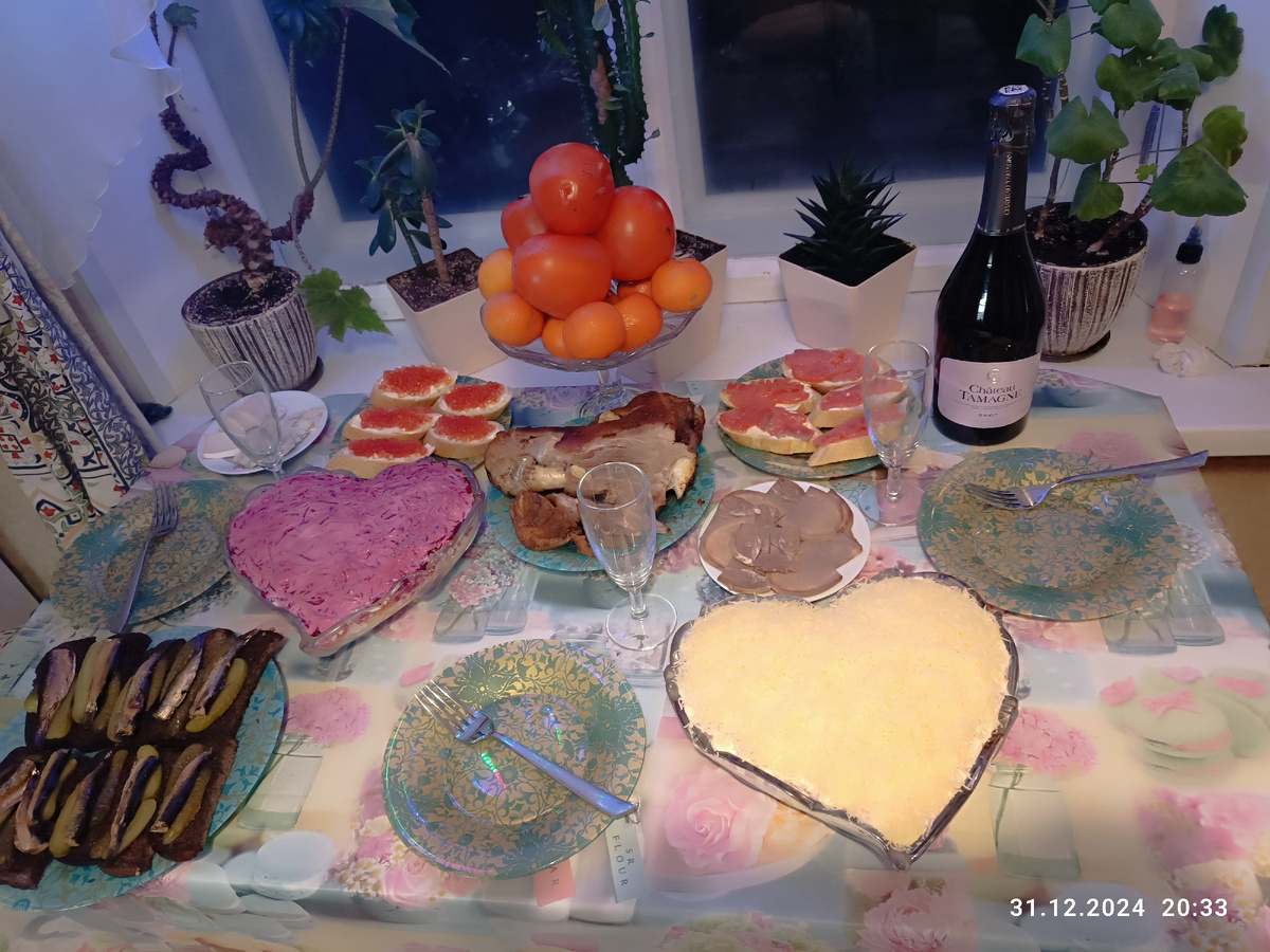 Довольно скромно всё. И про Оливье забыли 🤦‍♀️