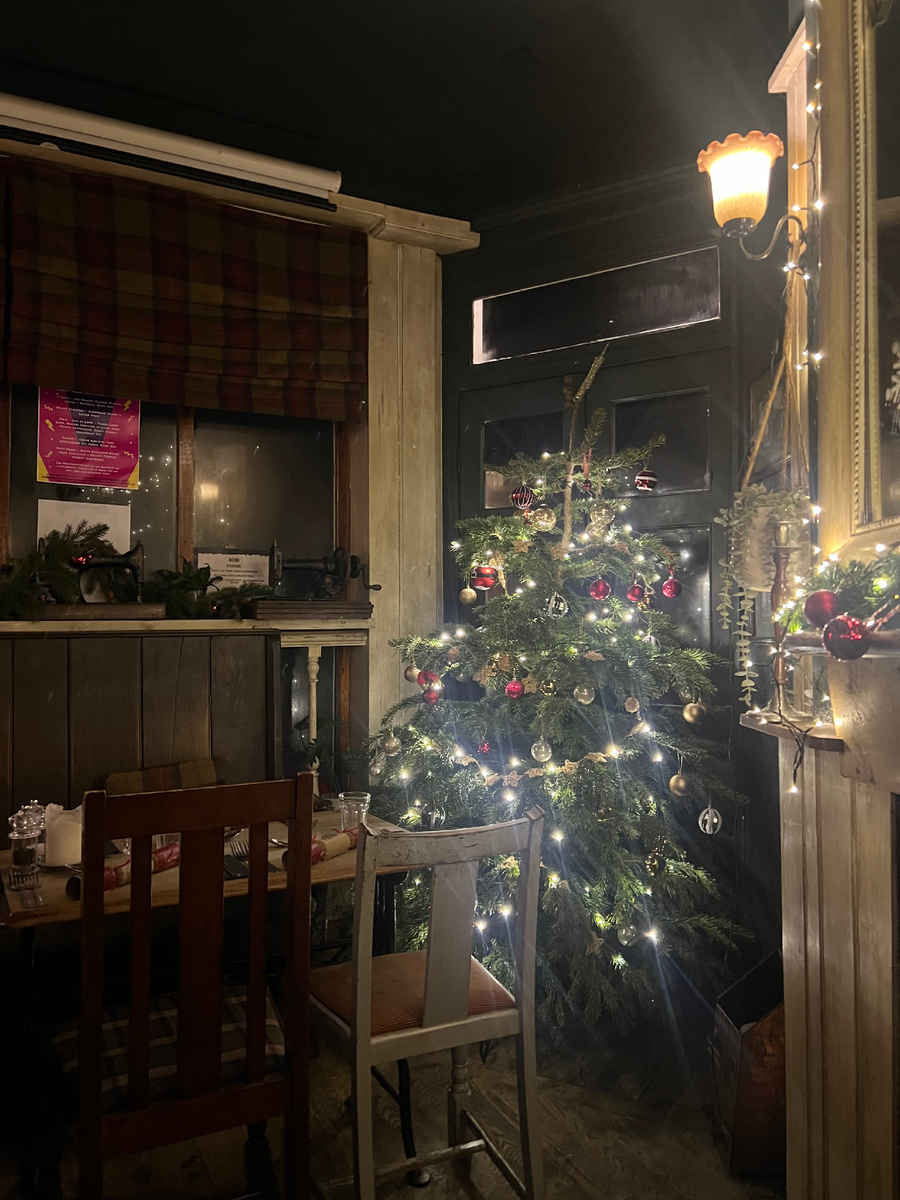 Один из пабов Винчестера предлагает новогоднюю программу в стиле диско. Фотография из личного архива. 