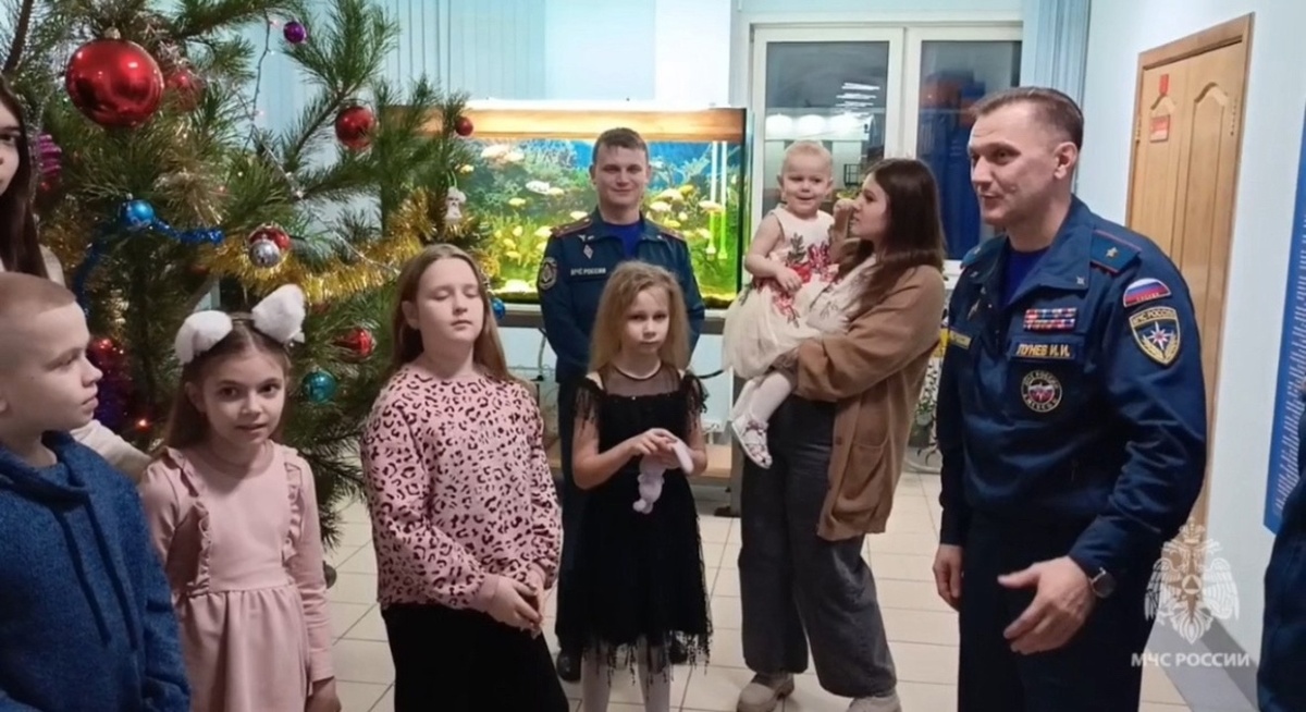    Главный спасатель Курской области поздравил с новогодними праздниками детей сотрудников МЧС России