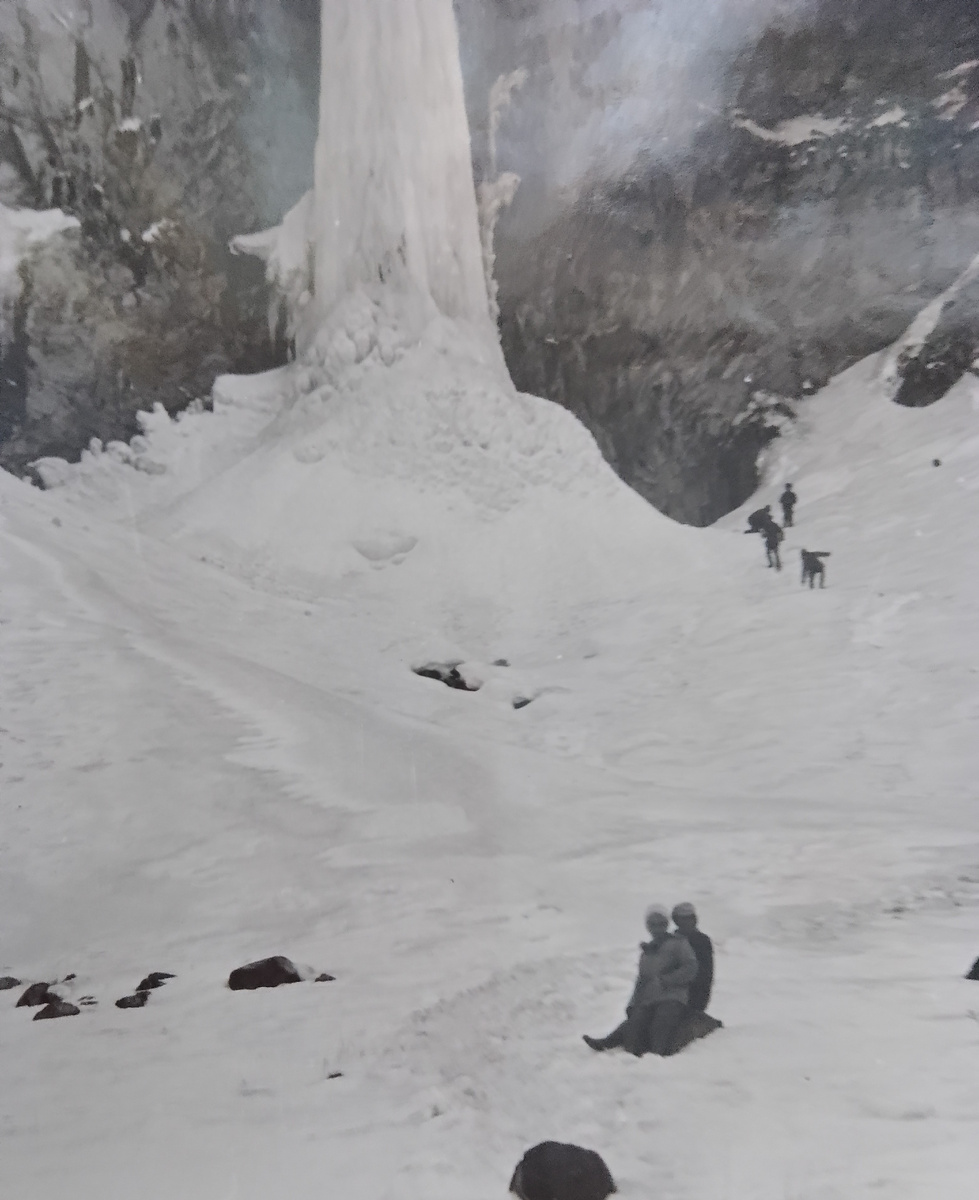 Люся и я (сзади), Рахиль фотографирует, вдали - парни - соседи и Ася с мужем