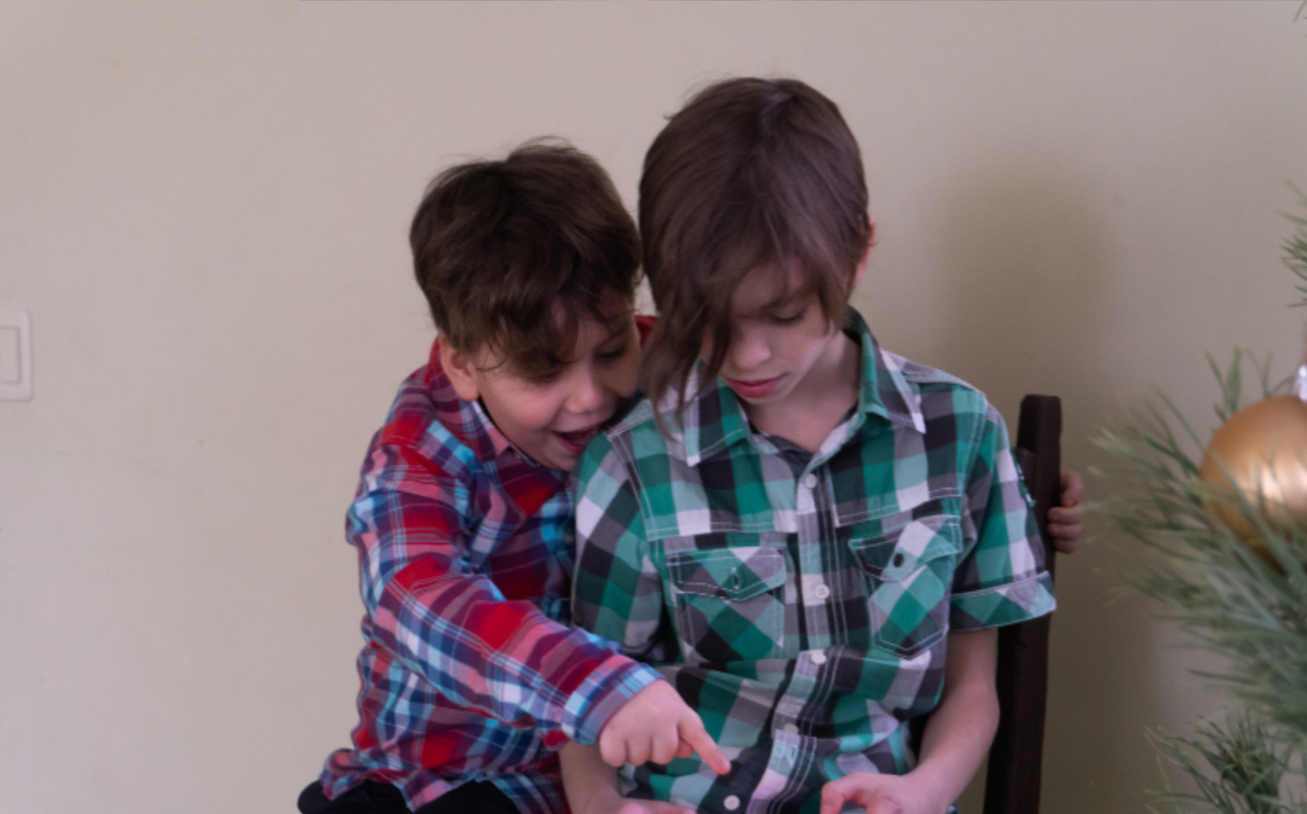 Мои дети всегда помогают мне, с пониманием относятся к особым детям, играют с ними 