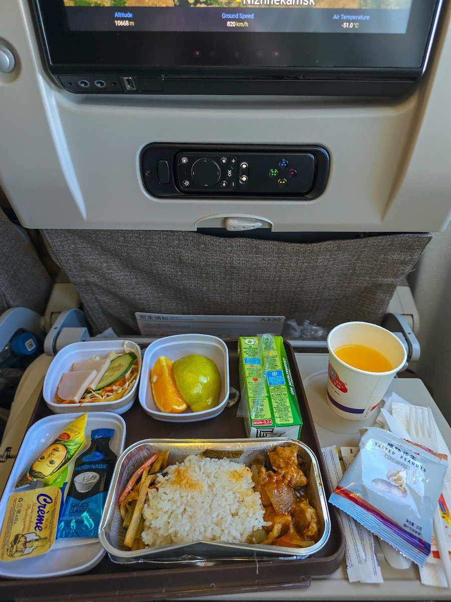 Вот такой вот интернациональный ужин. За кадром остался ещё тортик. 