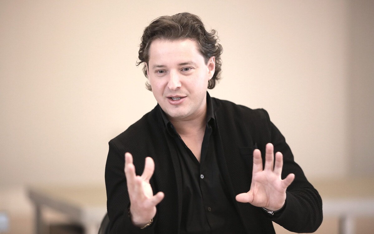 Дмитрий Корчак. Тенор и дирижёр. Источник Яндекс-картинки.