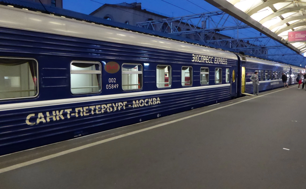 Поезд "Экспресс". Фото с сайта https://www.travel.ru/news/2018/11/21/261845.html. Взято с Яндекс.Картинки