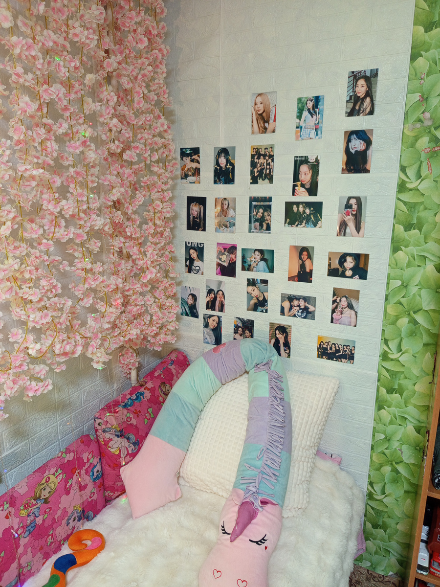 Доча украсила карточками.