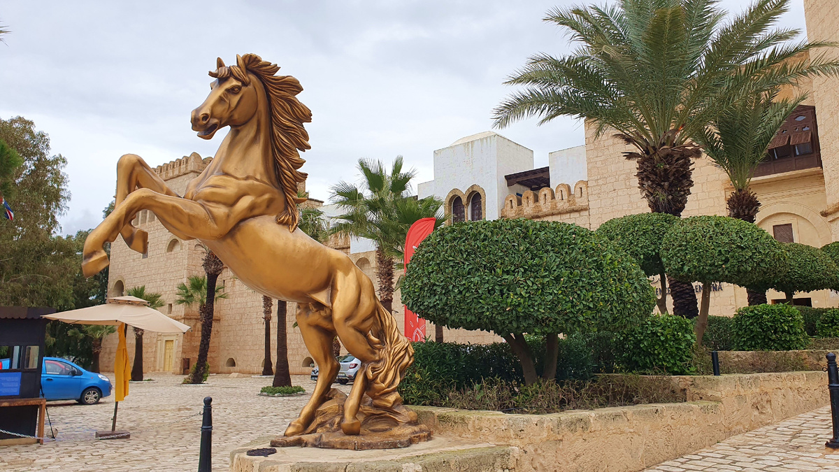 Конь перед воротами, ведущими в медину Ясмин Хаммамет