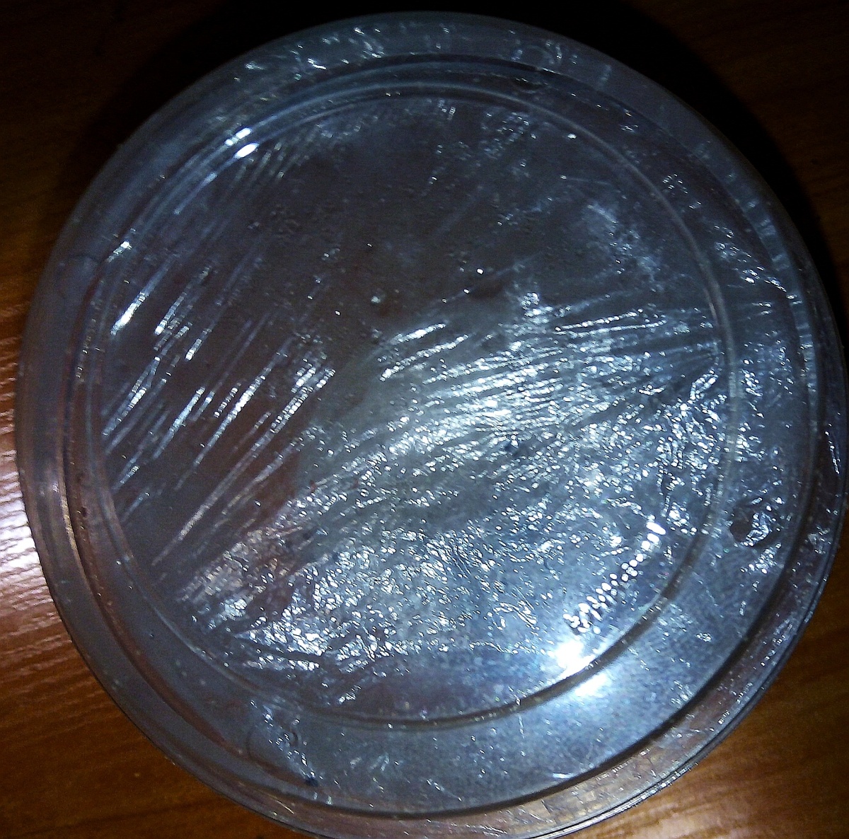 Фото автора. Я положила семена на влажную салфетку для проращивания, но из-за запотевшей пищевой плёнки, которая служит парничком, сложно что-либо увидеть.