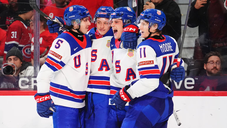    Хоккеисты сборной США празднуют гол в матче Канада — США (1:4) на молодежном чемпионате мира. Global Look Press