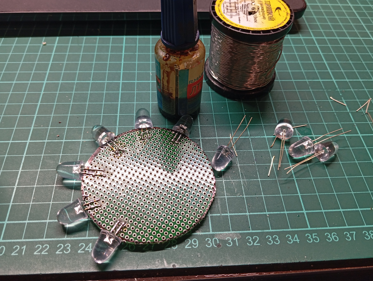 Процесс сборки устройства.