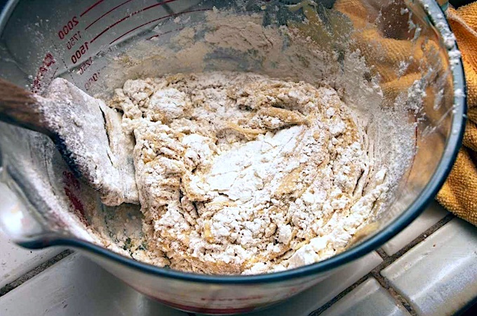  В чаше миксера болтается лохматая сухая масса