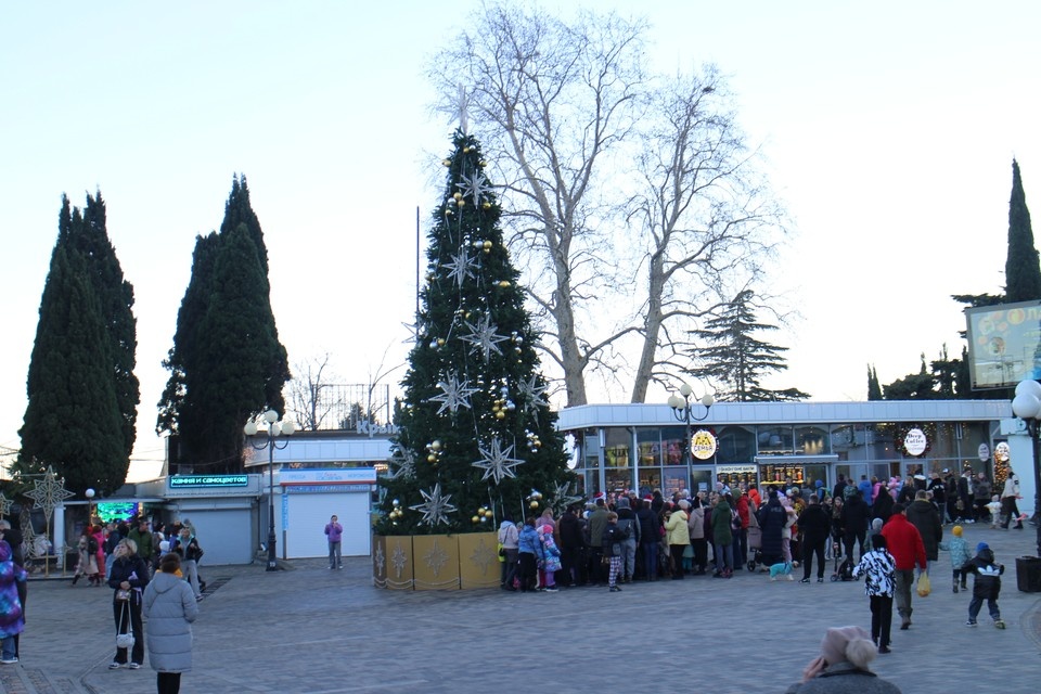    Возле елки образовалась целая очередь к Деду Морозу Галина КОВАЛЕНКО