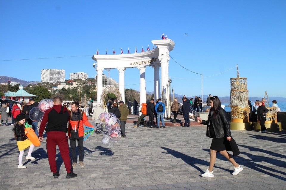    На набережной Алушты многолюдно в первые дни нового года Галина КОВАЛЕНКО