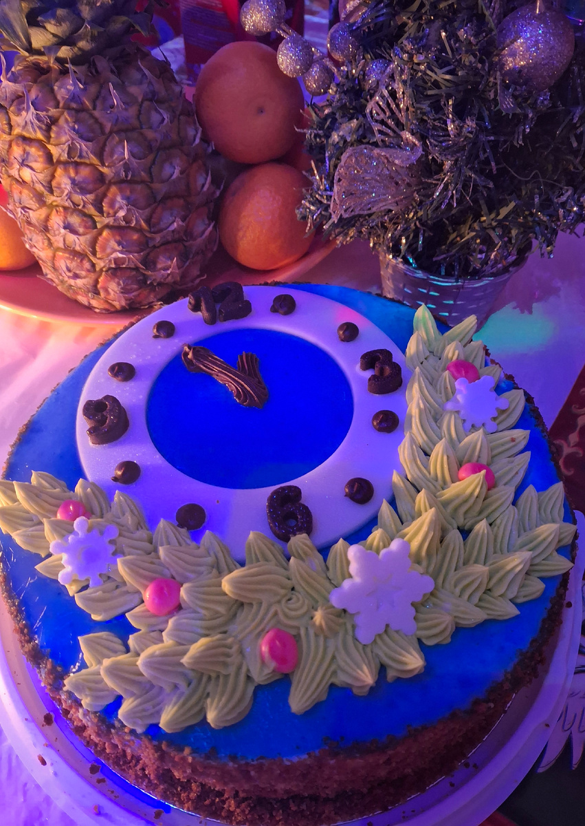 Такой симпатичный и вкусный тортик встречал с нами Новое счастье)