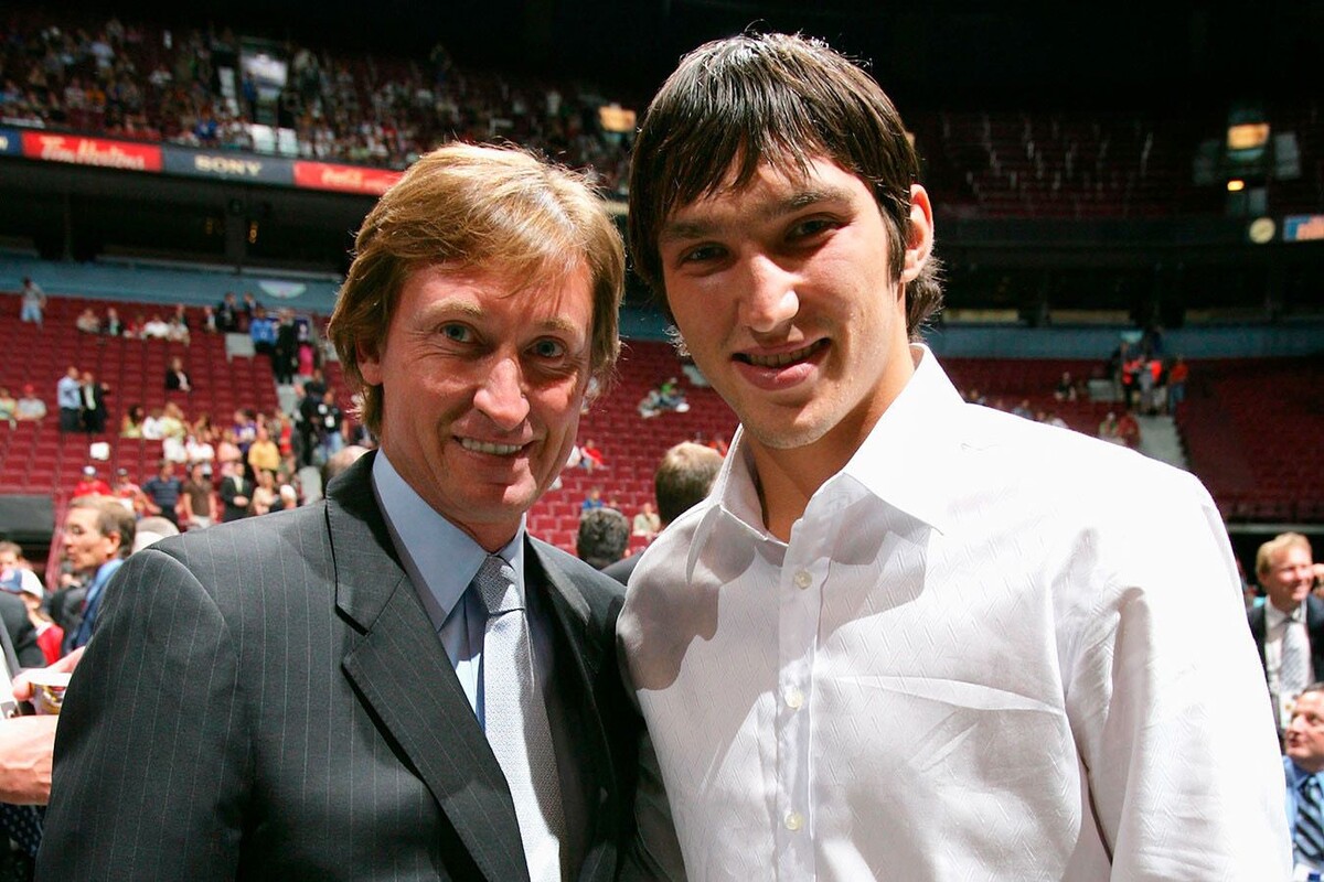 Фотографируясь с молодым Александром Овечкиным, Уэйн Гретцки вряд ли предполагал, что этот парень побьет его «вечный» рекорд по голам за карьеру в НХЛ