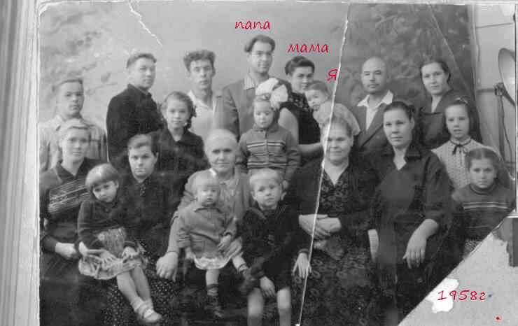 Сейчас я старше моей бабушки – она крупная дама в центре снимка. 