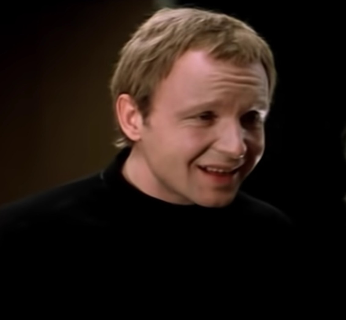 Женя смотрит на тебя как на телезрителя.