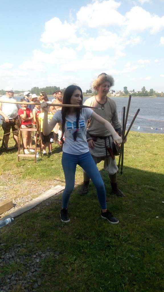 Маринетт Мортем метает копье