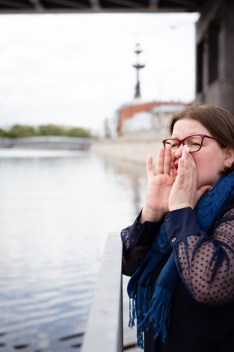 Всем привет! Меня зовут Елена Сокол и я логопед-практик я помогаю обычным мамам из нашей с вами жизни заниматься со своими детьми самостоятельно. Я адепт и практик семейного образования