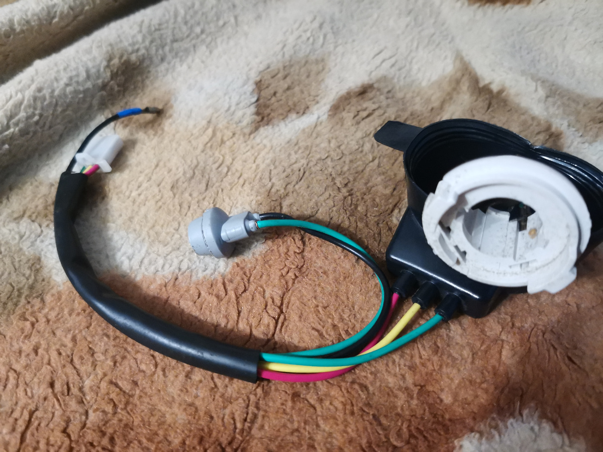 докупил патрон для лампы головного света так его как не было вообще