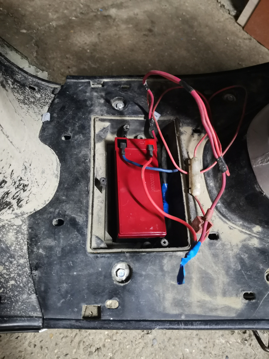 АКБ взял от компьютерного бесперебойника, встал почти как родной.