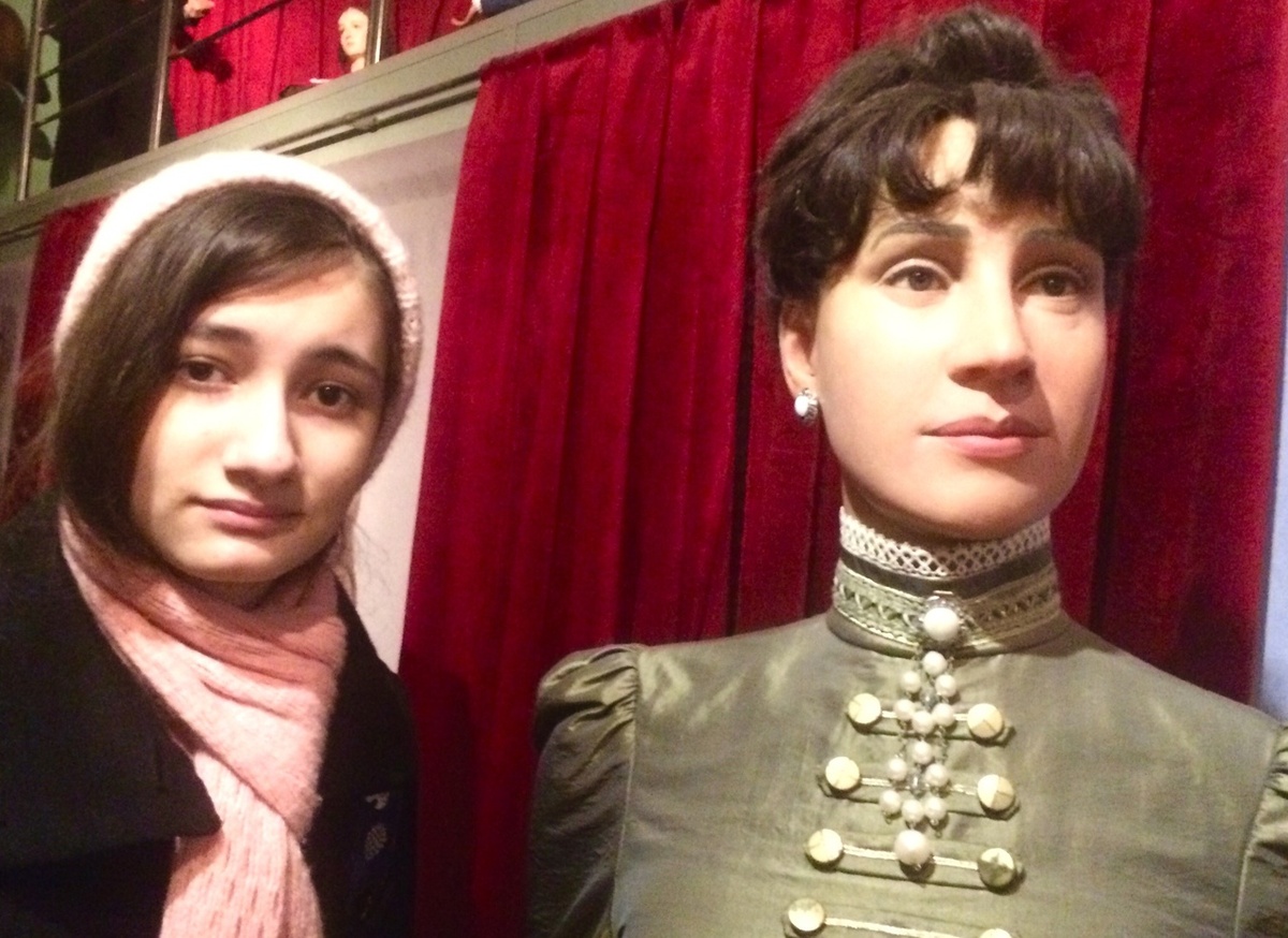 Маринетт Мортем с восковым двойником Марии Фёдоровны