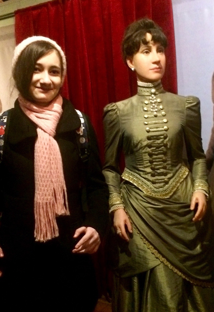 Маринетт Мортем с восковым двойником Марии Фёдоровны