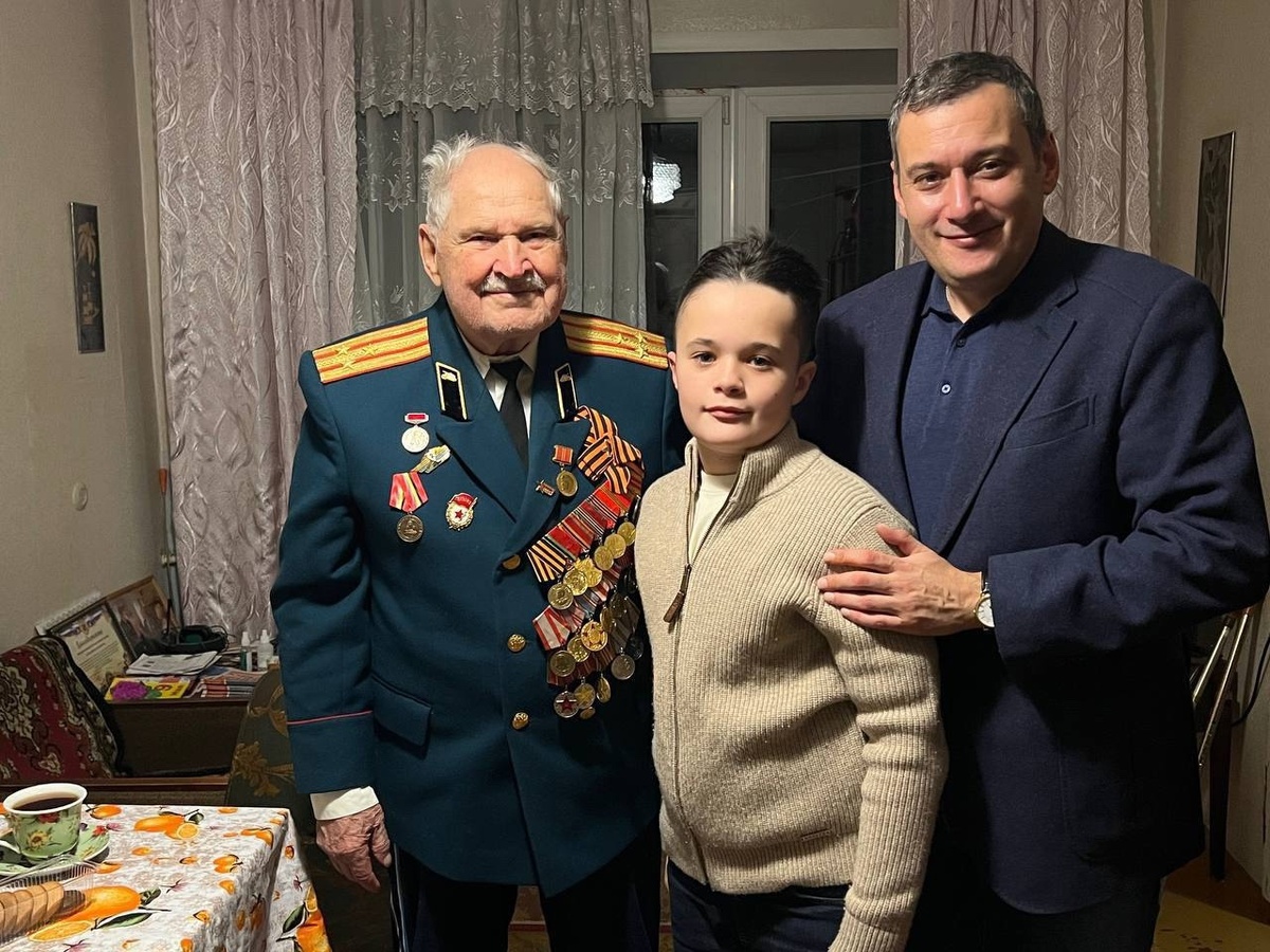    Врио губернатора Курской области накануне Нового года лично поздравил с праздником участника ВОВ