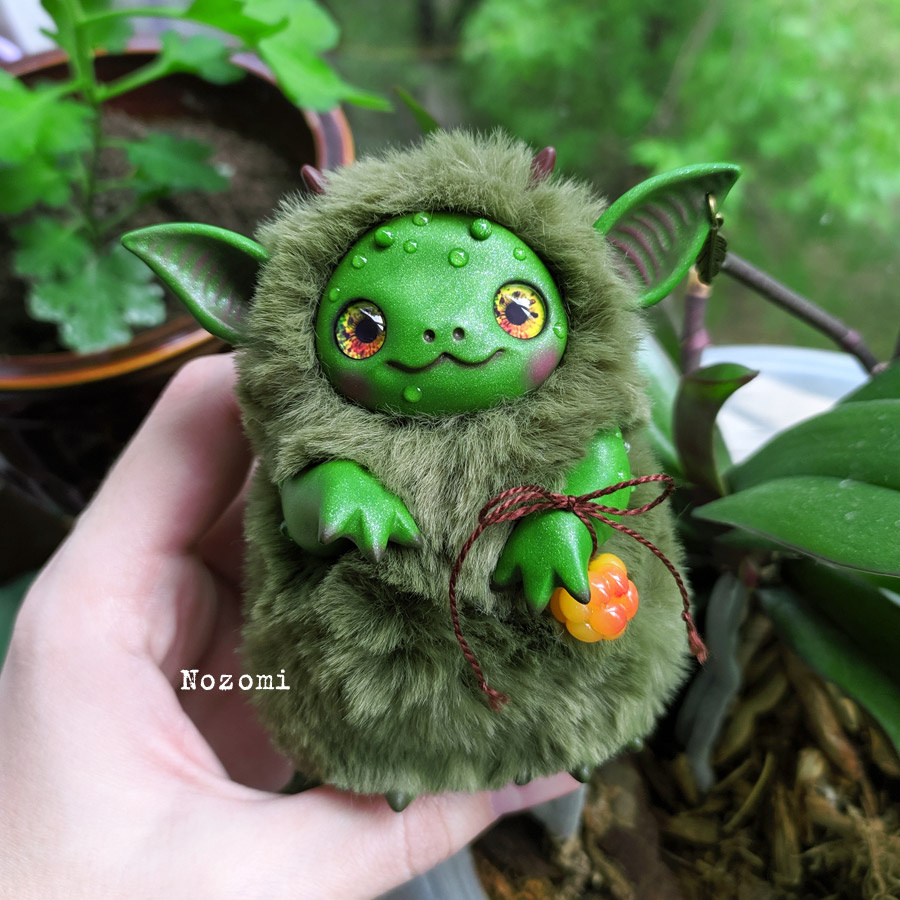 Шевелит ушками