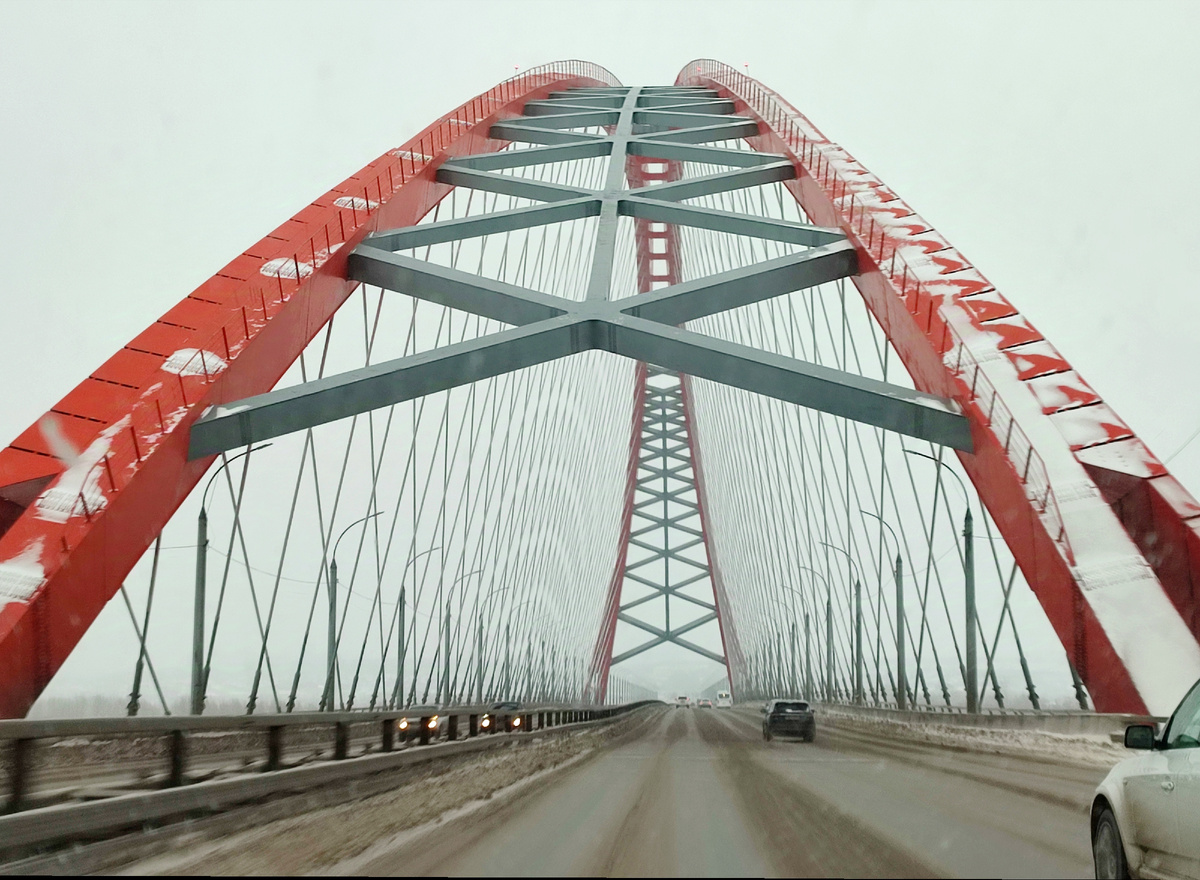 Въезжаем под арку...