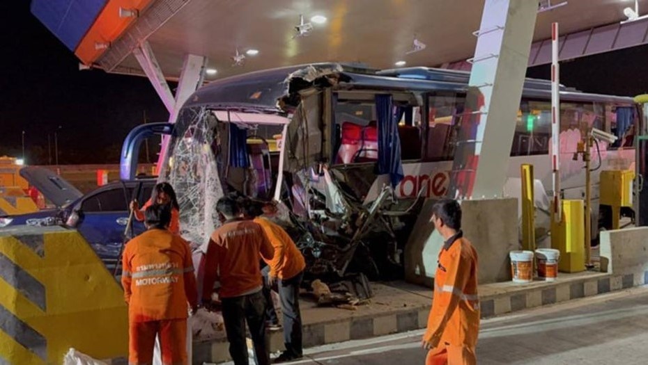    Туристический автобус после ДТП в Таиланде с пострадавшими российскими туристами, 2.01.2025. Автор фото: Amarin TV