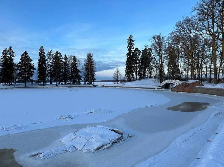     Новичков приняли присягу в ледяной воде. Фото: «МК в Великом Новгороде»