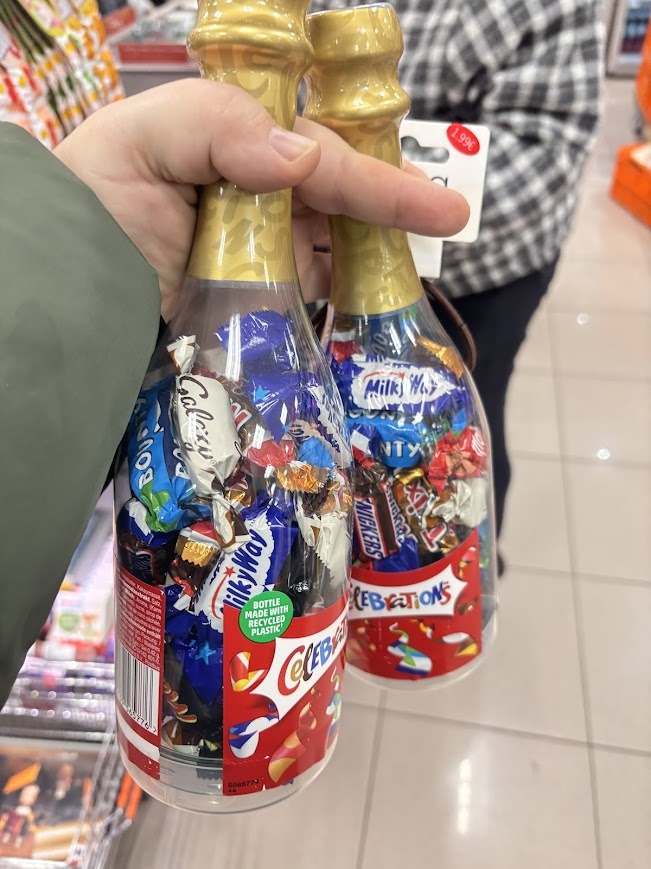 Добытчила детям конфет и добавила работы стоматологам