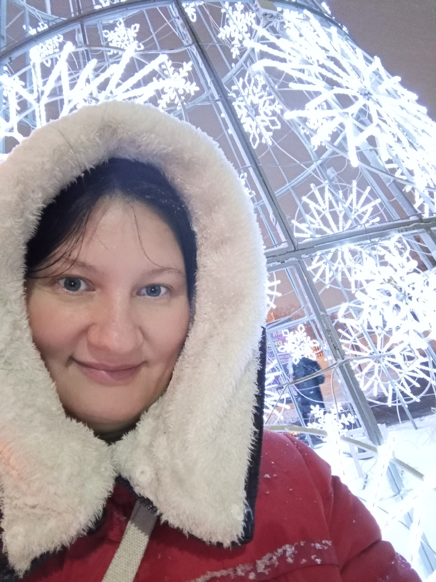 Виден второй подбородок🤦😆 но глаза - счастливые и это - главнее всего!😉🤓