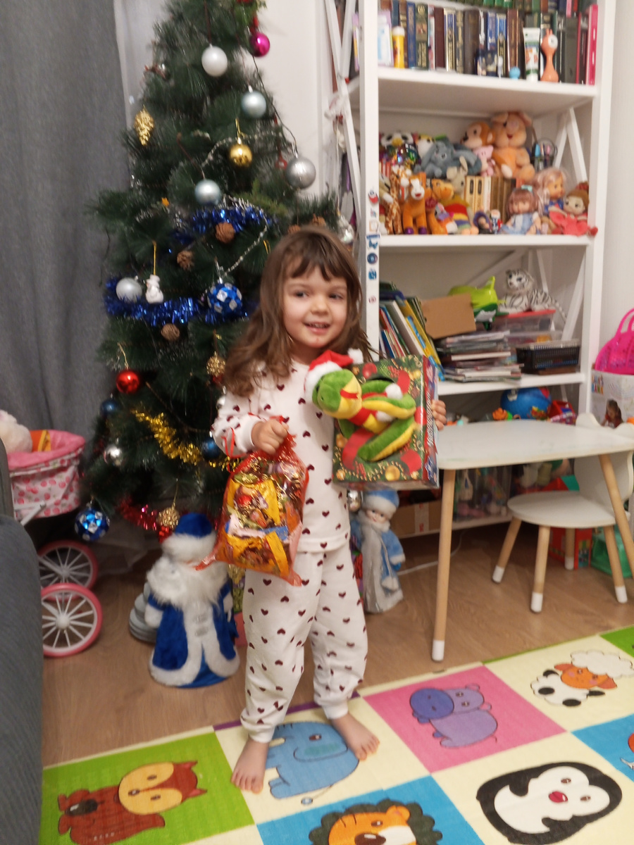 Эфка нашла подарки под ёлкой 🎄