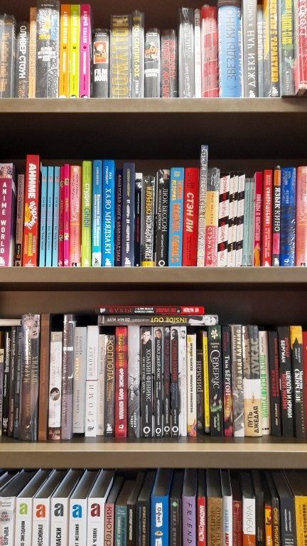 Одна из книжных полок знаменитого Питерского  книжного магазина Зингера, в котором не удалось побывать в прошедшем году!