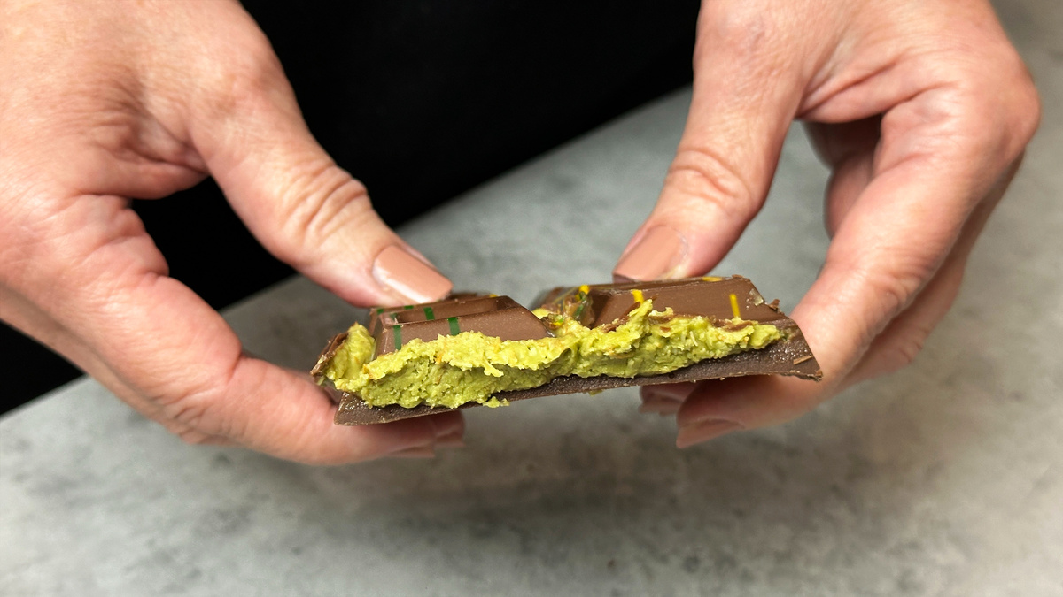 внутри фисташковая паста