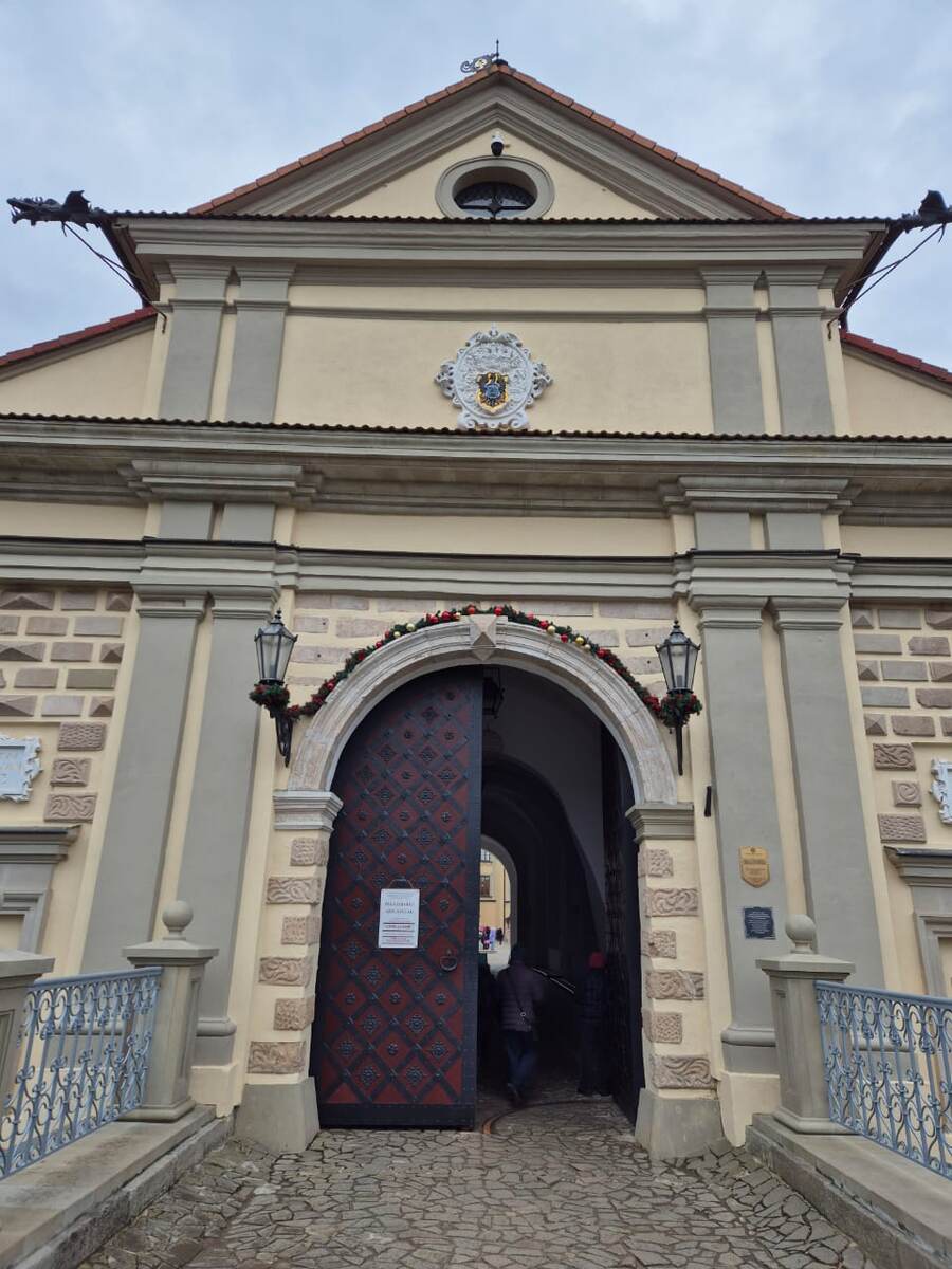 Ворота-вход во двор замка