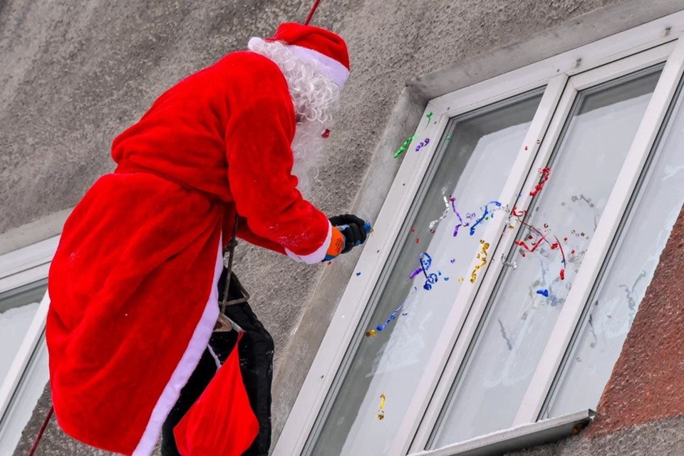    «Дед Мороз спустился с неба!»: пожарные в новогодних костюмах поздравили детей-пациентов трех больниц Новокузнецка. ГУ МЧС по Кемеровской области