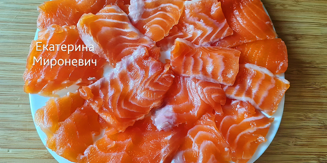 Теперь не переплачиваю в магазине, солю рыбу сама.Необыкновенно вкусная, нежная и жирная форель слабосолёная.