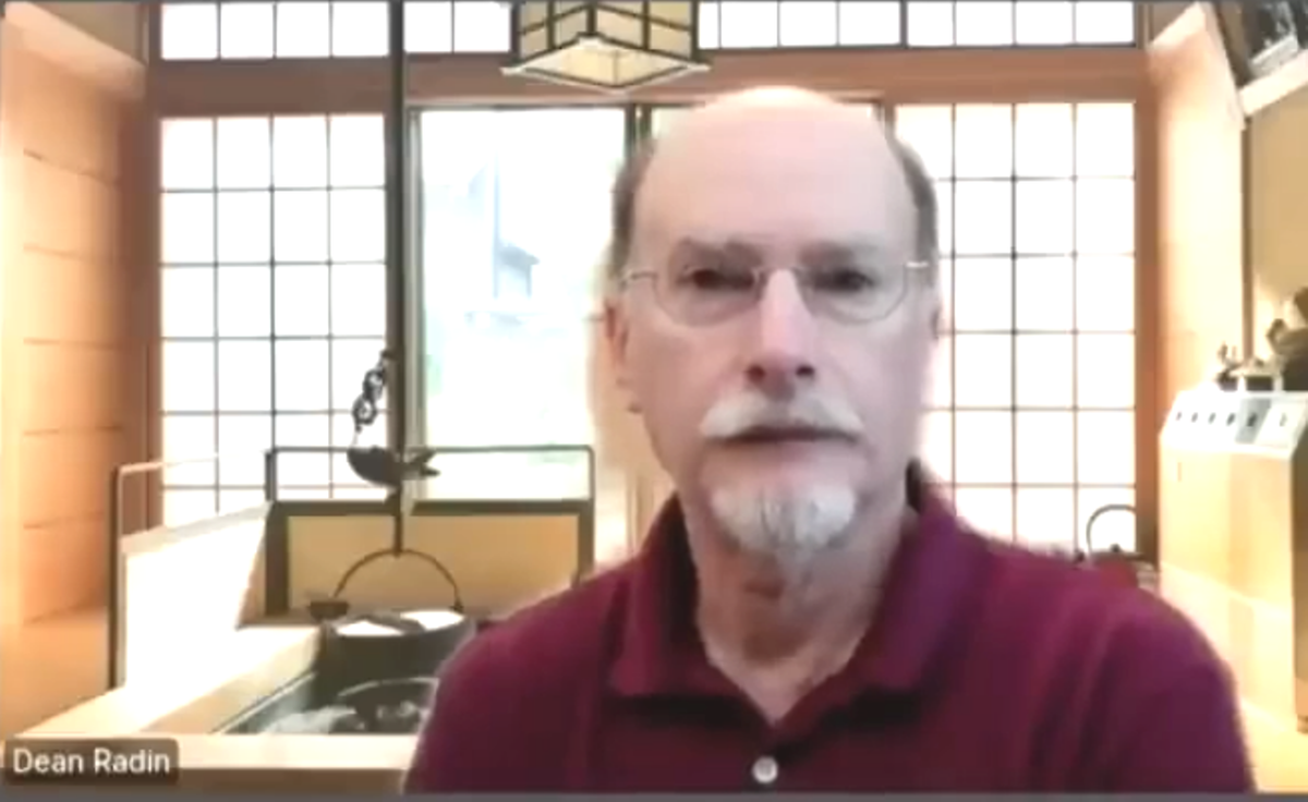 Получив степени бакалавра и магистра в области электротехники и доктора философии в области педагогической психологии, Радин работал в Bell Labs, исследователем в Принстонском университете и Эдинбургском университете, а также преподавал в Университете Невады, Лас-Вегас. Затем он стал главным научным сотрудником Института ноэтических наук в Петалуме, Калифорния, США.