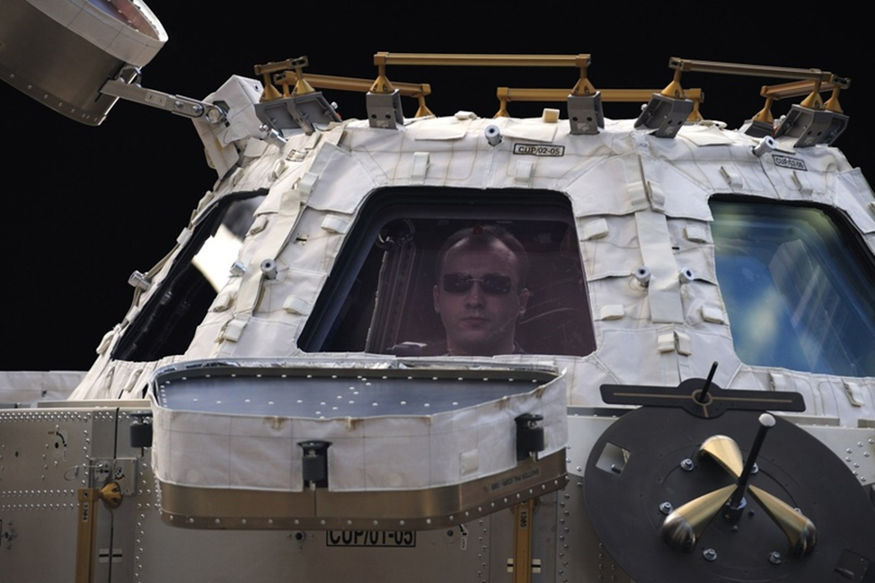В Обзорном модуле Cupola. Фото: Роскосмос