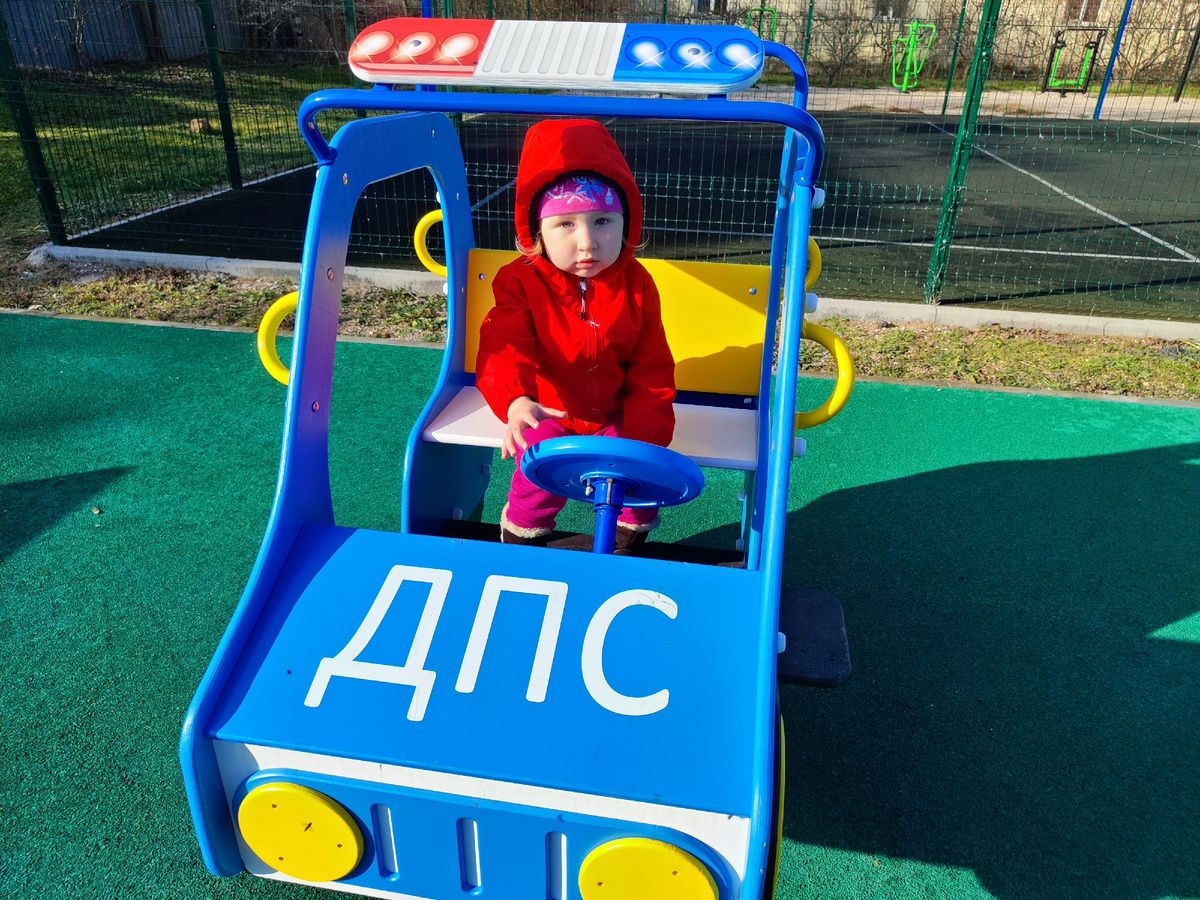 на детской площадке...